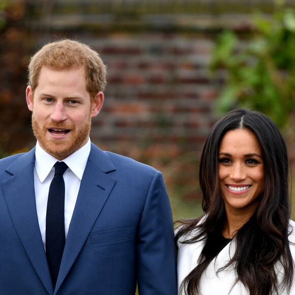 Le prince Harry et Meghan Markle posent pour des photos dans le Sunken Garden au palais de Kensington à Londres le 27 novembre 2017 après l'annonce de leurs fiançailles et de leur mariage prévu au printemps 2018.