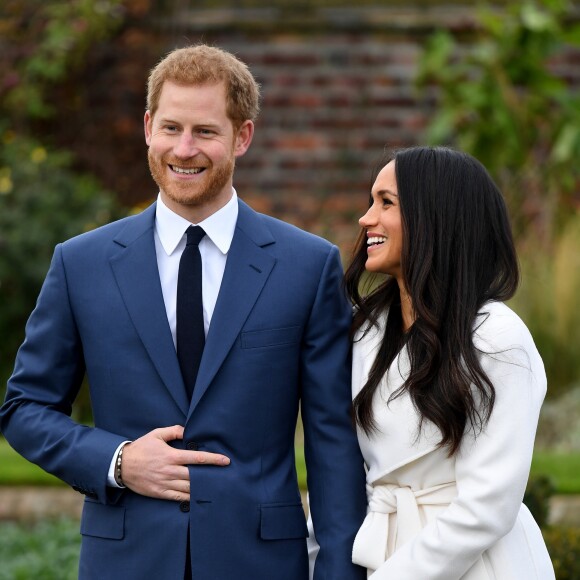 Le prince Harry et Meghan Markle posent pour des photos dans le Sunken Garden au palais de Kensington à Londres le 27 novembre 2017 après l'annonce de leurs fiançailles et de leur mariage prévu au printemps 2018.