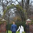 Le prince Harry et Meghan Markle posent pour des photos dans le Sunken Garden au palais de Kensington à Londres le 27 novembre 2017 après l'annonce de leurs fiançailles et de leur mariage prévu au printemps 2018.