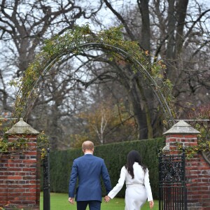 Le prince Harry et Meghan Markle posent pour des photos dans le Sunken Garden au palais de Kensington à Londres le 27 novembre 2017 après l'annonce de leurs fiançailles et de leur mariage prévu au printemps 2018.