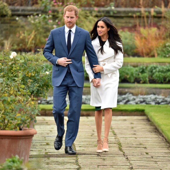 Le prince Harry et Meghan Markle posent pour des photos dans le Sunken Garden au palais de Kensington à Londres le 27 novembre 2017 après l'annonce de leurs fiançailles et de leur mariage prévu au printemps 2018.