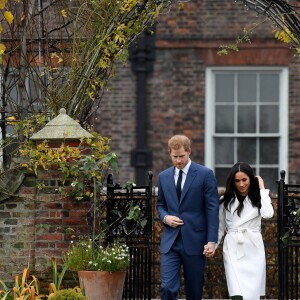 Le prince Harry et Meghan Markle posent pour des photos dans le Sunken Garden au palais de Kensington à Londres le 27 novembre 2017 après l'annonce de leurs fiançailles et de leur mariage prévu au printemps 2018.