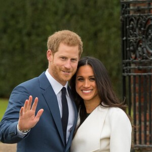 Le prince Harry et Meghan Markle posent pour des photos dans le Sunken Garden au palais de Kensington à Londres le 27 novembre 2017 après l'annonce de leurs fiançailles et de leur mariage prévu au printemps 2018.