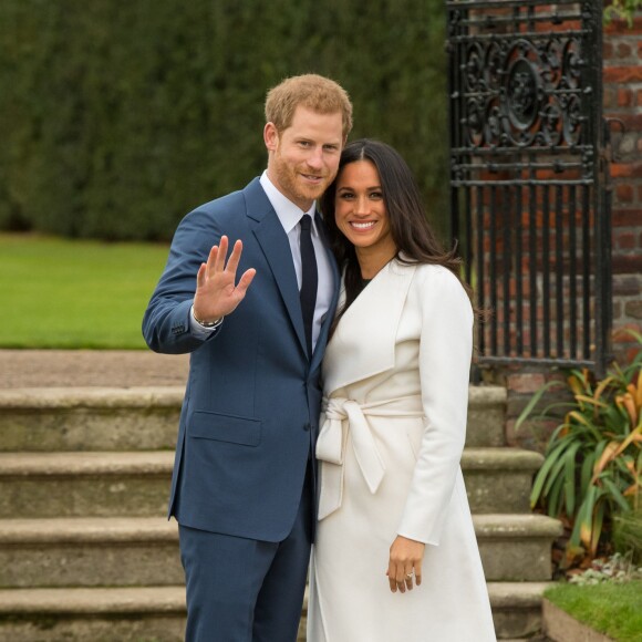 Le prince Harry et Meghan Markle posent pour des photos dans le Sunken Garden au palais de Kensington à Londres le 27 novembre 2017 après l'annonce de leurs fiançailles et de leur mariage prévu au printemps 2018.