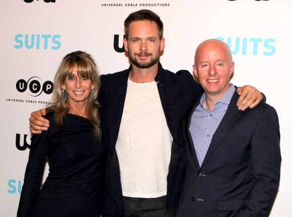 Bonnie Hammer, Patrick J. Adams et Chris McCumber en janvier 2015 lors d'un événement sur les coulisses de la série Suits, à New York.