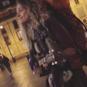 Paris Jackson jouant du ukulélé dans les rues de Rennes sur une vidéo postée sur Instagram le 27 novembre 2017