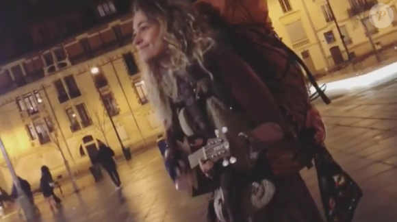 Paris Jackson jouant du ukulélé dans les rues de Rennes sur une vidéo postée sur Instagram le 27 novembre 2017