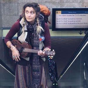 Paris Jackson jouant du ukulélé dans les rues de Rennes sur une photo postée sur Instagram le 27 novembre 2017