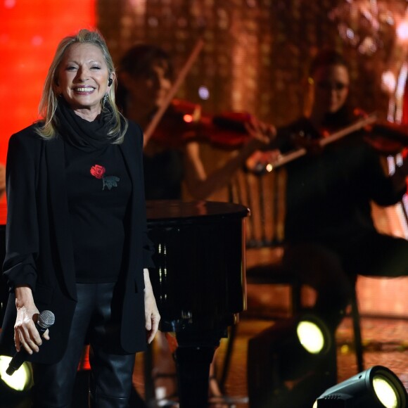 Exclusif - Véronique Sanson - Emission "La chanson de l'année fête la musique" dans les arènes de Nîmes, diffusée en direct sur TF1 le 17 juin 2017. Pour la treizième édition de La Chanson de L'année, c'est l'artiste Amir avec son titre "On dirait" qui a été plébiscité par les votes du public. © Bruno Bebert/Bestimage