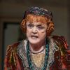 Angela Lansbury joue dans la pièce de théâtre "Blithe Spirit" à Londres le 13 mars 2014