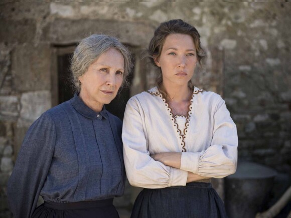 Nathalie Baye et Laura Smet dans "Les Gardiennes" en salles le 6 décembre 2017.