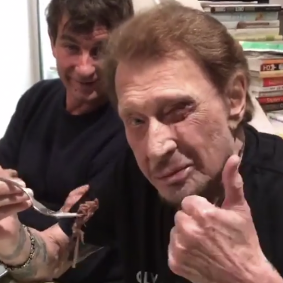 La famille Hallyday a reçu la visite de Jean Imbert dans leur maison de Marnes-La-Coquette le 25 mars 2017. Le chef leur a concocté un pot-au-feu.