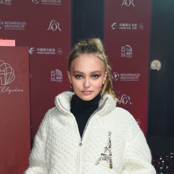 Lily-Rose Depp inaugure Les nouvelles illuminations de fin d'année de l'avenue des Champs-Elysées à Paris le 22 novembre 2017. © Coadic Guirec / Bestimage