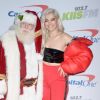 Bebe Rexha et le Père Noël - Concert "KIIS-FM Jingle Ball" au Forum, à Inglewood. Los Angeles, le 1er décembre 2017.