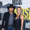 Jason Aldean et sa femme Brittany Kerr, alors enceinte de leur fils Memphis, lors des CMT Music awards' au Music City Center à Nashville le 7 juin 2017.