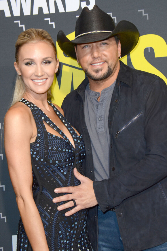 Jason Aldean et sa femme Brittany Kerr, alors enceinte de leur fils Memphis, lors des CMT Music awards' au Music City Center à Nashville le 7 juin 2017.