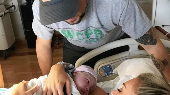 Jason Aldean : Deux mois après la tuerie, le bonheur de devenir papa...