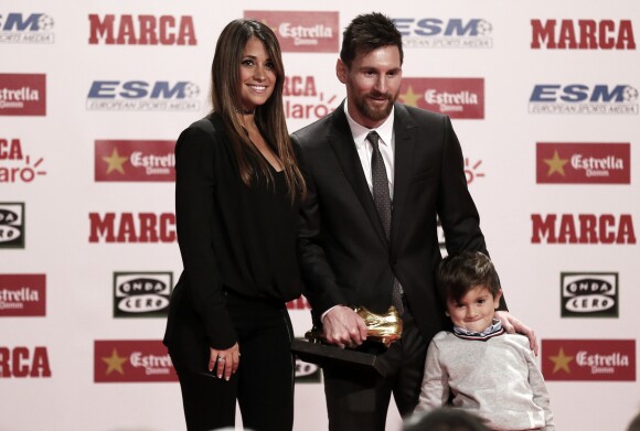 Lionel Messi, sa femme Antonella Roccuzzo et leur fils Thiago - Remise du Soulier d'Or européen pour la saison 2016/17 à Barcelone le 24 novembre 2017