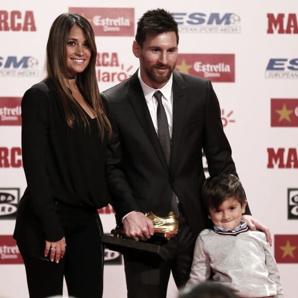 Lionel Messi, sa femme Antonella Roccuzzo et leur fils Thiago - Remise du Soulier d'Or européen pour la saison 2016/17 à Barcelone le 24 novembre 2017