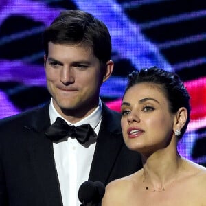 Mila Kunis et Ashton Kutcher sur la scène de la 6ème cérémonie Breakthrough Prize au NASA Ames Research Center à Mountain View, le 3 décembre 2017