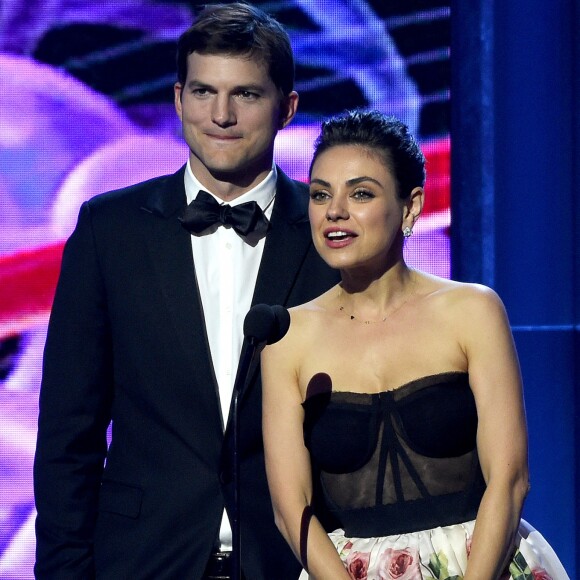 Mila Kunis et Ashton Kutcher sur la scène de la 6ème cérémonie Breakthrough Prize au NASA Ames Research Center à Mountain View, le 3 décembre 2017