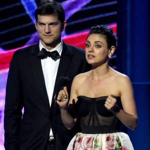 Mila Kunis et Ashton Kutcher sur la scène de la 6ème cérémonie Breakthrough Prize au NASA Ames Research Center à Mountain View, le 3 décembre 2017