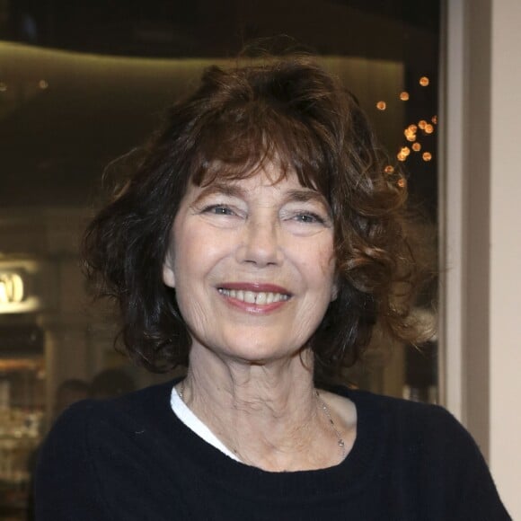 Jane Birkin, la main dans le plâtre, lors de l'inauguration de l'exposition photo "Actrices" de Kate Barry à l'Institut Français de Berlin le 2 décembre 2017 © Future Images / Zuma Press / Bestimage