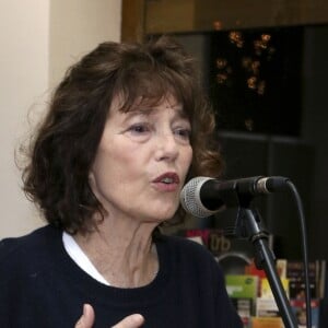 Jane Birkin, la main dans le plâtre, lors de l'inauguration de l'exposition photo "Actrices" de Kate Barry à l'Institut Français de Berlin le 2 décembre 2017 © Future Images / Zuma Press / Bestimage