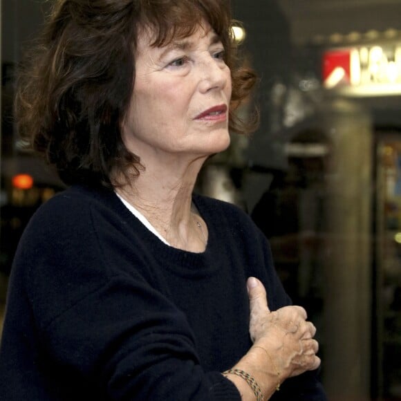 Jane Birkin, la main dans le plâtre, lors de l'inauguration de l'exposition photo "Actrices" de Kate Barry à l'Institut Français de Berlin le 2 décembre 2017 © Future Images / Zuma Press / Bestimage