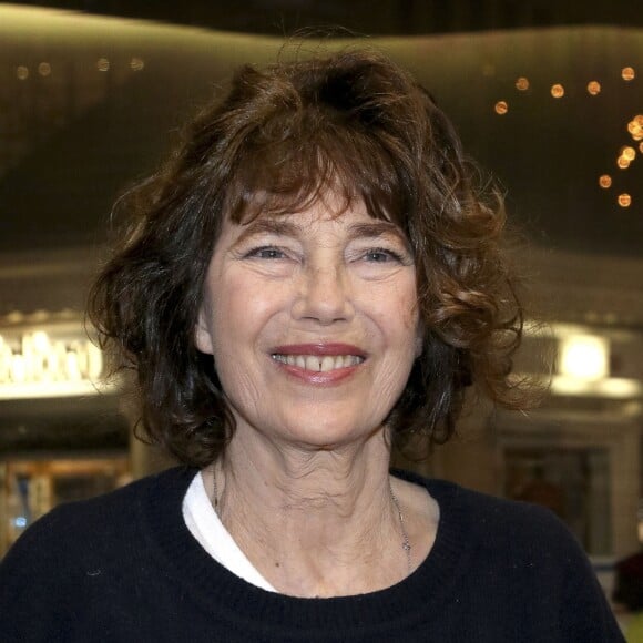 Jane Birkin, la main dans le plâtre, lors de l'inauguration de l'exposition photo "Actrices" de Kate Barry à l'Institut Français de Berlin le 2 décembre 2017 © Future Images / Zuma Press / Bestimage