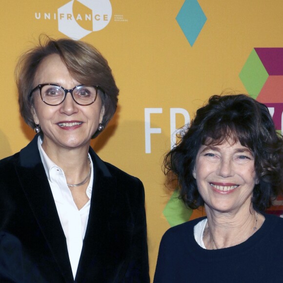 Jane Birkin, la main dans le plâtre, et Anne-Marie Descôtes lors de l'inauguration de l'exposition photo "Actrices" de Kate Barry à l'Institut Français de Berlin le 2 décembre 2017 © Future Images / Zuma Press / Bestimage