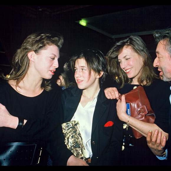 Serge Gainsbourg, Jane Birkin et Kate Barry félicitant Charlotte Gainsbourg aux César en 1986