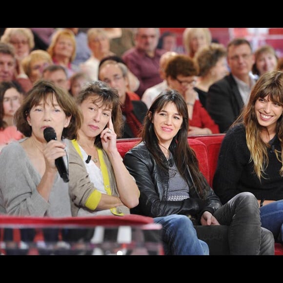 Exclu : Jane Birkin et ses trois filles à l'enregitrement de Vivement Dimanche, janvier 2013.