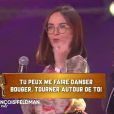 Agathe Auproux sur scène avec François Feldman dans un prime dérivé de "Touche pas à mon poste", "Le grand babaoké" lundi 4 décembre 2017 sur C8.