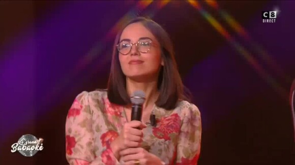 Agathe Auproux se déhanche et dévoile sa culotte dans "Le Grand babaoké", un prime dérivé de "Touche pas à mon poste" (C8), lundi 4 décembre 2017.