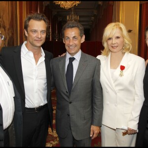 Jean-Luc Azoulay et sa femme, David Hallyday et Nicolas Sarkozy sont présents pour le remise des insignes d'Officier de la Légion d'Honneur à Sylvie Vartan en 2010