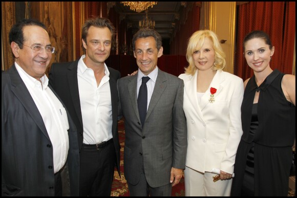 Jean-Luc Azoulay et sa femme, David Hallyday et Nicolas Sarkozy sont présents pour le remise des insignes d'Officier de la Légion d'Honneur à Sylvie Vartan en 2010