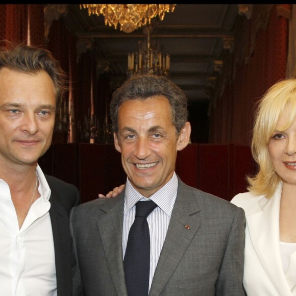 Jean-Luc Azoulay et sa femme, David Hallyday et Nicolas Sarkozy sont présents pour le remise des insignes d'Officier de la Légion d'Honneur à Sylvie Vartan en 2010