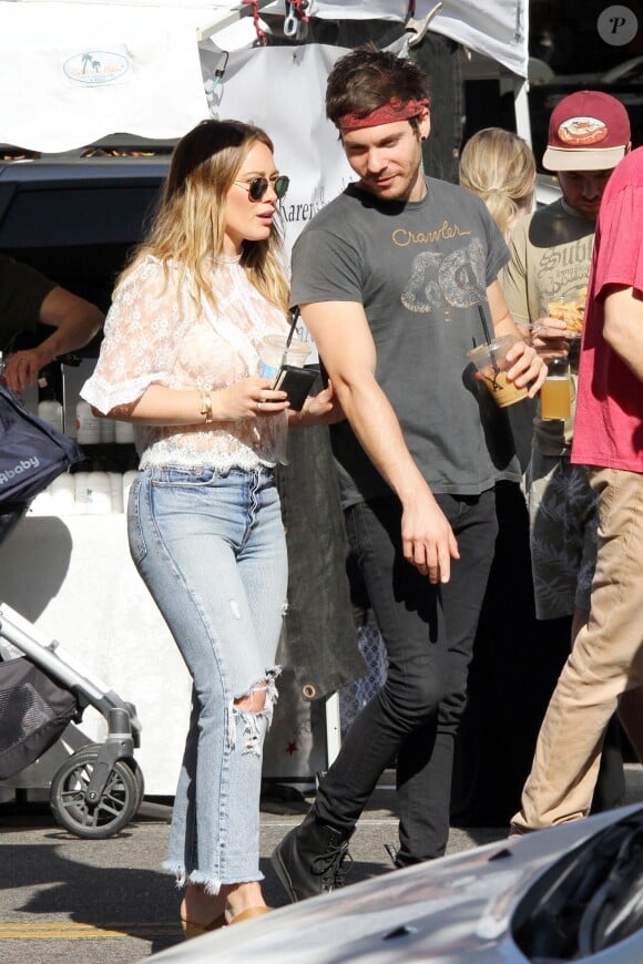 Hilary Duff et son compagnon Matthew Koma passent la journée au Farmers Market à Los Angeles, le 26 novembre 2017 Hilary Duff and Matthew Koma visit the Farmers Market on Sunday. The blonde star hold on to her boyfriend as they make their way through the crowd and browse the local goods. 26th november 201726/11/2017 - Los Angeles