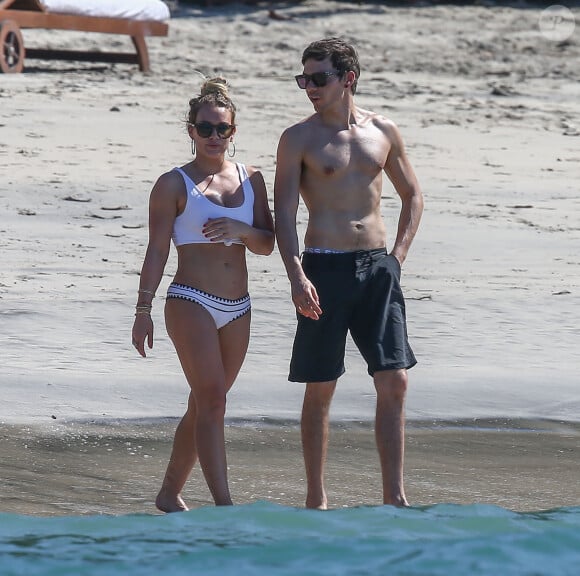 Exclusif - Hilary Duff et son compagnon Matthew Koma profitent d'une belle journée ensoleillée en amoureux sur une plage au Costa Rica. Le 15 février 2017