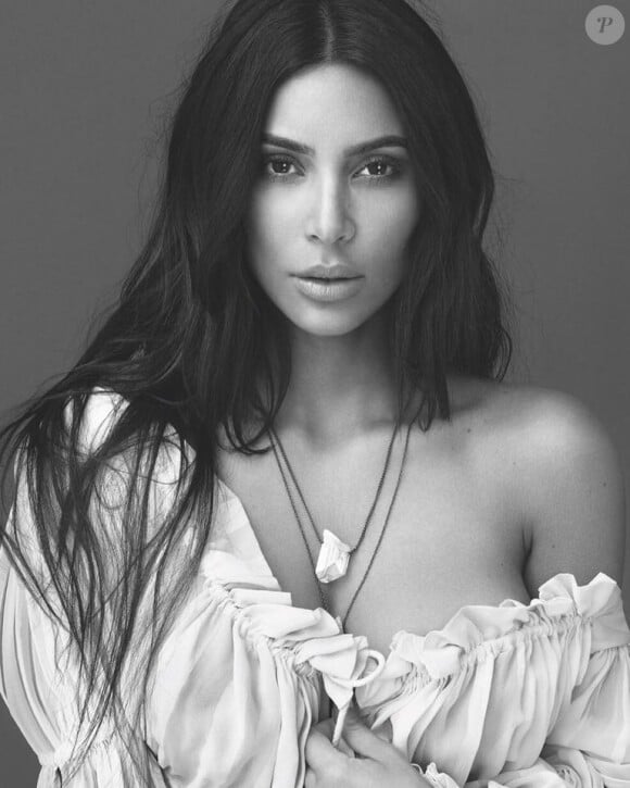 Kim Kardashian pour KKW Fragrance. Photo par Mert & Marcus.