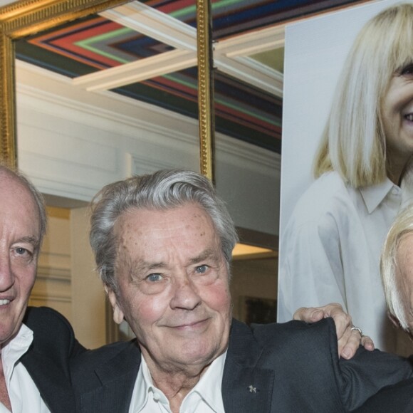 Exclusif - Pascal Desprez, Alain Delon et le chirurgien cardiaque Alain Deloche (Fondateur de La Chaîne de l'Espoir) - Dîner pour le lancement du fond "Enfants à Coeur - Mireille Darc" au profit de La Chaîne de l'Espoir au Pavillon Ledoyen à Paris. Le 29 novembre 2017. Chaque table portait le nom d'un film de Mireille Darc. © Olivier Borde-Coadic Guirec / Bestimage