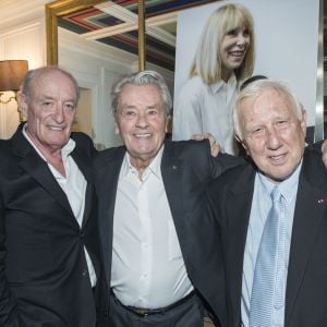 Exclusif - Pascal Desprez, Alain Delon et le chirurgien cardiaque Alain Deloche (Fondateur de La Chaîne de l'Espoir) - Dîner pour le lancement du fond "Enfants à Coeur - Mireille Darc" au profit de La Chaîne de l'Espoir au Pavillon Ledoyen à Paris. Le 29 novembre 2017. Chaque table portait le nom d'un film de Mireille Darc. © Olivier Borde-Coadic Guirec / Bestimage