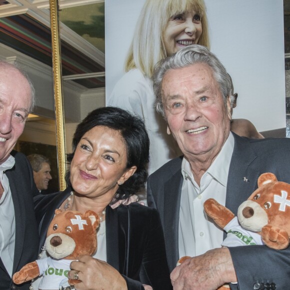 Exclusif - Pascal Desprez, Marie-Claude Santini et Alain Delon - Dîner pour le lancement du fond "Enfants à Coeur - Mireille Darc" au profit de La Chaîne de l'Espoir au Pavillon Ledoyen à Paris. Le 29 novembre 2017. Chaque table portait le nom d'un film de Mireille Darc. © Olivier Borde-Coadic Guirec / Bestimage
