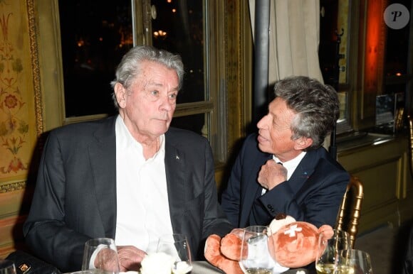 Exclusif - Alain Delon et Yves Dahan - Dîner pour le lancement du fond "Enfants à Coeur - Mireille Darc" au profit de La Chaîne de l'Espoir au Pavillon Ledoyen à Paris. Le 29 novembre 2017. Chaque table portait le nom d'un film de Mireille Darc. © Olivier Borde-Coadic Guirec / Bestimage