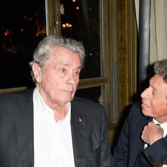 Exclusif - Alain Delon et Yves Dahan - Dîner pour le lancement du fond "Enfants à Coeur - Mireille Darc" au profit de La Chaîne de l'Espoir au Pavillon Ledoyen à Paris. Le 29 novembre 2017. Chaque table portait le nom d'un film de Mireille Darc. © Olivier Borde-Coadic Guirec / Bestimage