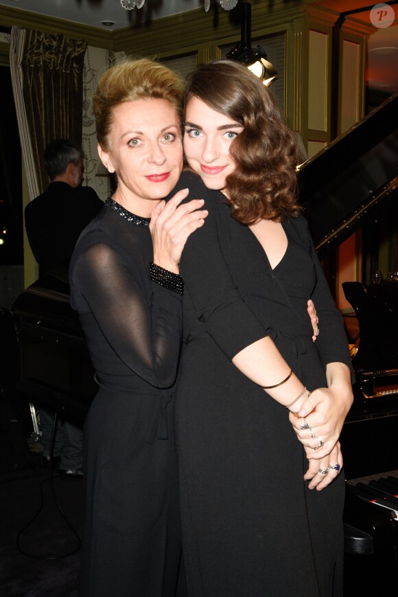 Exclusif - Natalie Dessay avec sa fille Neïma Naouri - Dîner pour le lancement du fond "Enfants à Coeur - Mireille Darc" au profit de La Chaîne de l'Espoir au Pavillon Ledoyen à Paris. Le 29 novembre 2017. Chaque table portait le nom d'un film de Mireille Darc. © Olivier Borde-Coadic Guirec / Bestimage