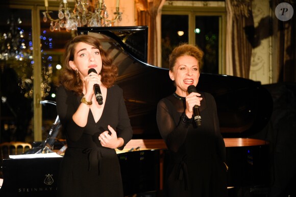 Exclusif - Natalie Dessay avec sa fille Neïma Naouri - Dîner pour le lancement du fond "Enfants à Coeur - Mireille Darc" au profit de La Chaîne de l'Espoir au Pavillon Ledoyen à Paris. Le 29 novembre 2017. Chaque table portait le nom d'un film de Mireille Darc. © Olivier Borde-Coadic Guirec / Bestimage