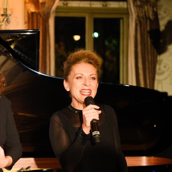 Exclusif - Natalie Dessay avec sa fille Neïma Naouri - Dîner pour le lancement du fond "Enfants à Coeur - Mireille Darc" au profit de La Chaîne de l'Espoir au Pavillon Ledoyen à Paris. Le 29 novembre 2017. Chaque table portait le nom d'un film de Mireille Darc. © Olivier Borde-Coadic Guirec / Bestimage