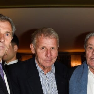 Exclusif - Eric Cheysson (Président de La Chaîne de l'Espoir), Patrick Poivre d'Arvor, Alain Delon et le chirurgien cardiaque Alain Deloche (Fondateur de La Chaîne de l'Espoir) - Dîner pour le lancement du fond "Enfants à Coeur - Mireille Darc" au profit de La Chaîne de l'Espoir au Pavillon Ledoyen à Paris. Le 29 novembre 2017. Chaque table portait le nom d'un film de Mireille Darc. © Olivier Borde-Coadic Guirec / Bestimage